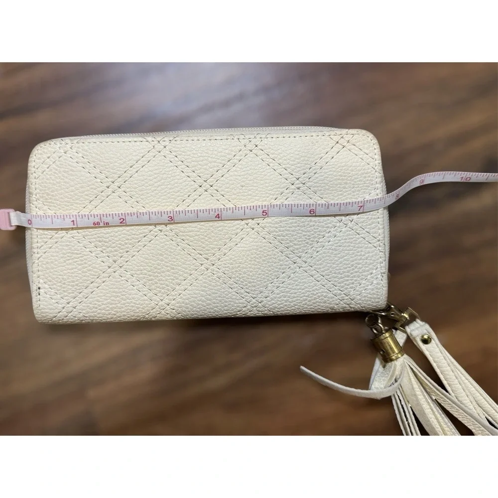 Beige Quilted Wristlet w/ Tassel – Faux Leather – Minor Stain‎